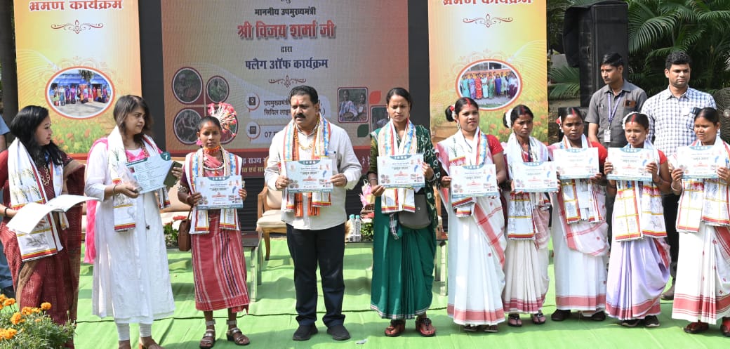 SHG Didis of Special Backward Tribe left for Delhi by plane, will meet the President, Deputy Chief Minister Shri Vijay Sharma called the Didis of Self Help Group home and left with gifts, Chhattisgarh, Khabargali