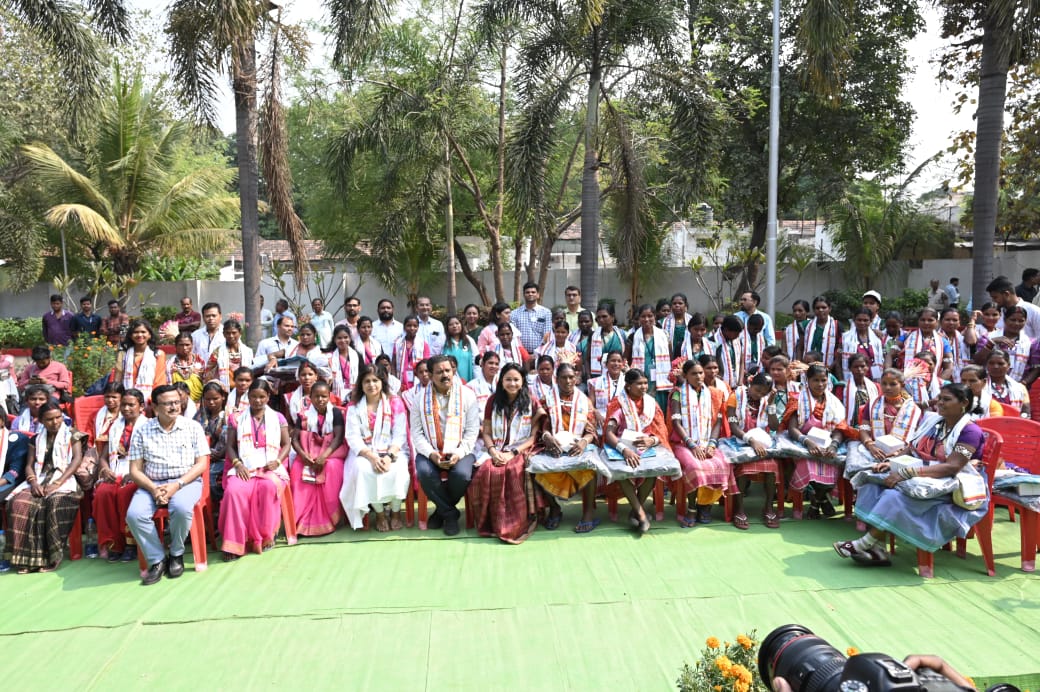 SHG Didis of Special Backward Tribe left for Delhi by plane, will meet the President, Deputy Chief Minister Shri Vijay Sharma called the Didis of Self Help Group home and left with gifts, Chhattisgarh, Khabargali