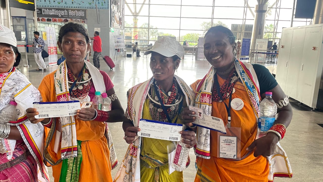 SHG Didis of Special Backward Tribe left for Delhi by plane, will meet the President, Deputy Chief Minister Shri Vijay Sharma called the Didis of Self Help Group home and left with gifts, Chhattisgarh, Khabargali