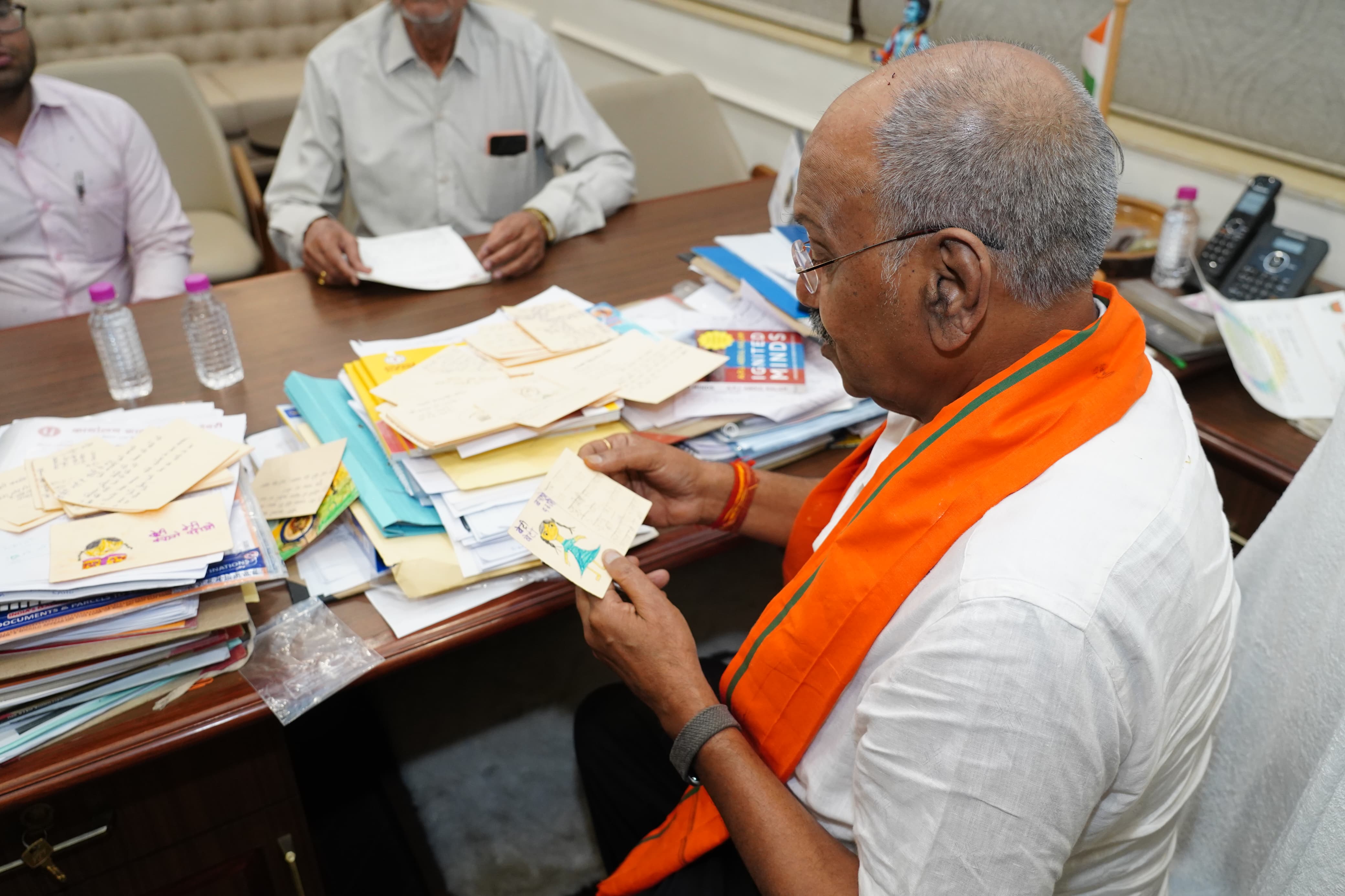 Education Minister received innocent letters from primary school girls, under the Beti Bachao Beti Padhao campaign, primary school girls sent letters to School Education Minister Brijmohan Aggarwal, Chhattisgarh, Khabargali