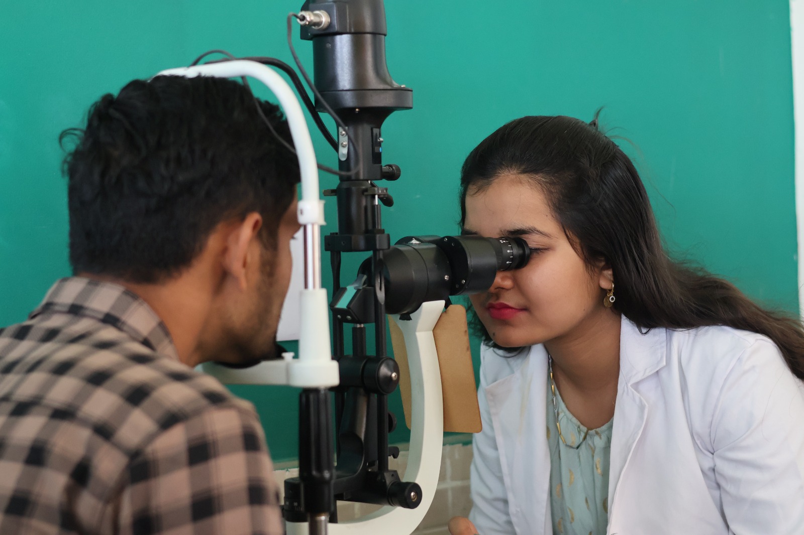 Students at SRU celebrated World Optometry Day, Shri Rawatpura Government University, Dr. Sonal Vyas, Ophthalmologist from MMI Hospital, Raipur, Pro-Chancellor Shri Harsh Gautam, Vice Chancellor Prof. S.K. Singh and Dean Faculty of Science Dr. Anubhuti  Koshale, Khabargali