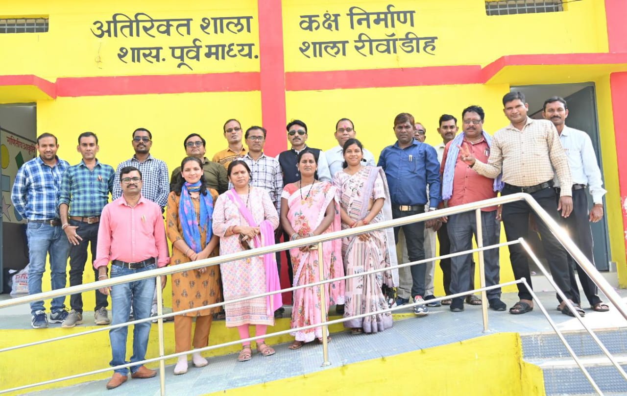 Teacher Dr. Arun Verma invited children in Rewarih school and served Chhappan Bhog in the feast, under Prime Minister Poshan Shakti Nirman Yojana, Holi Milan celebration and farewell program of 8th class children in Govt. Pre. Middle School Rewarih, Block- Palari, District- Balodabazar, Chhattisgarh, Khabargali