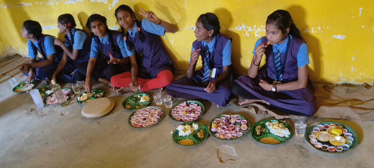 Teacher Dr. Arun Verma invited children in Rewarih school and served Chhappan Bhog in the feast, under Prime Minister Poshan Shakti Nirman Yojana, Holi Milan celebration and farewell program of 8th class children in Govt. Pre. Middle School Rewarih, Block- Palari, District- Balodabazar, Chhattisgarh, Khabargali