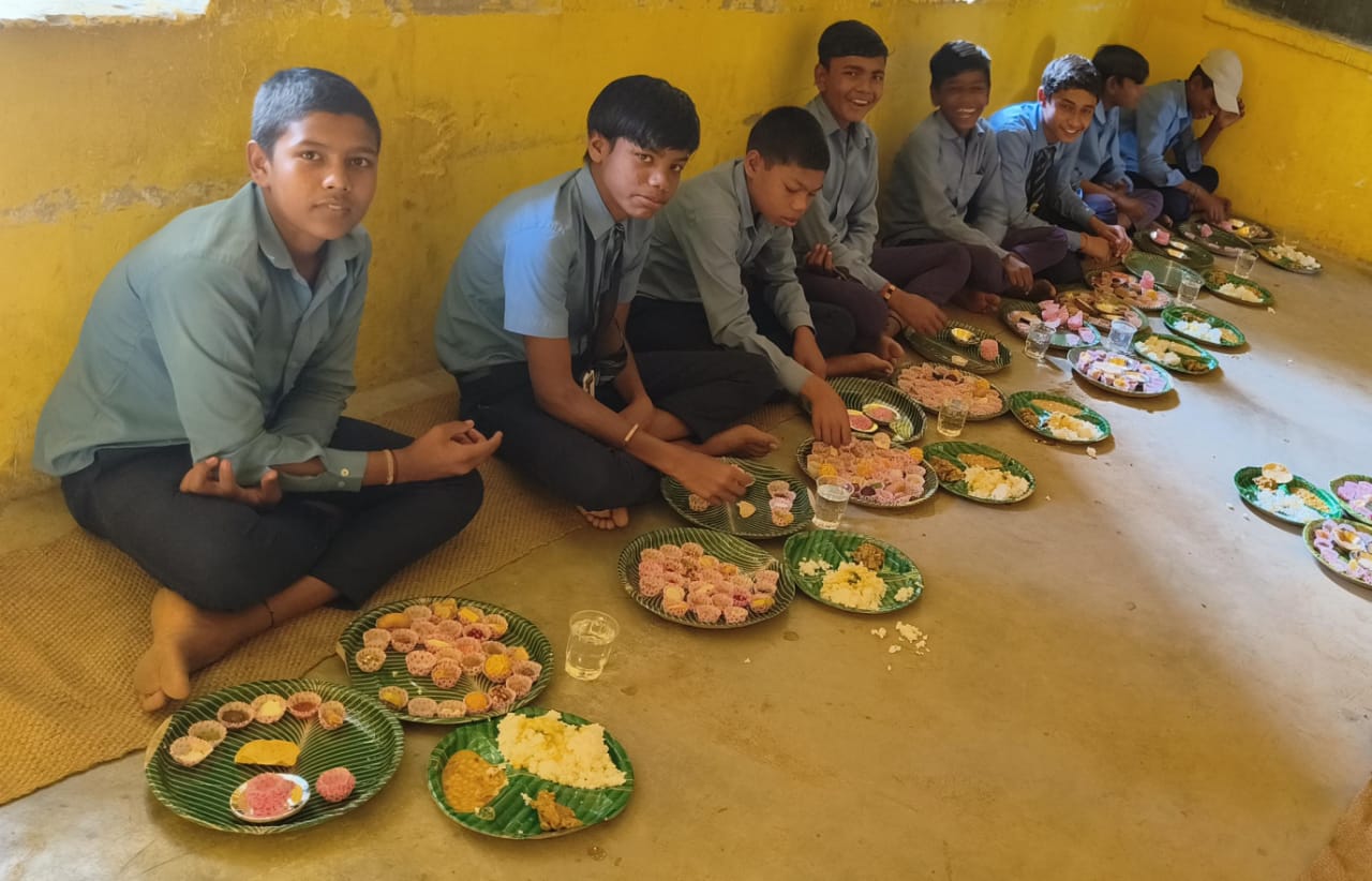 Teacher Dr. Arun Verma invited children in Rewarih school and served Chhappan Bhog in the feast, under Prime Minister Poshan Shakti Nirman Yojana, Holi Milan celebration and farewell program of 8th class children in Govt. Pre. Middle School Rewarih, Block- Palari, District- Balodabazar, Chhattisgarh, Khabargali