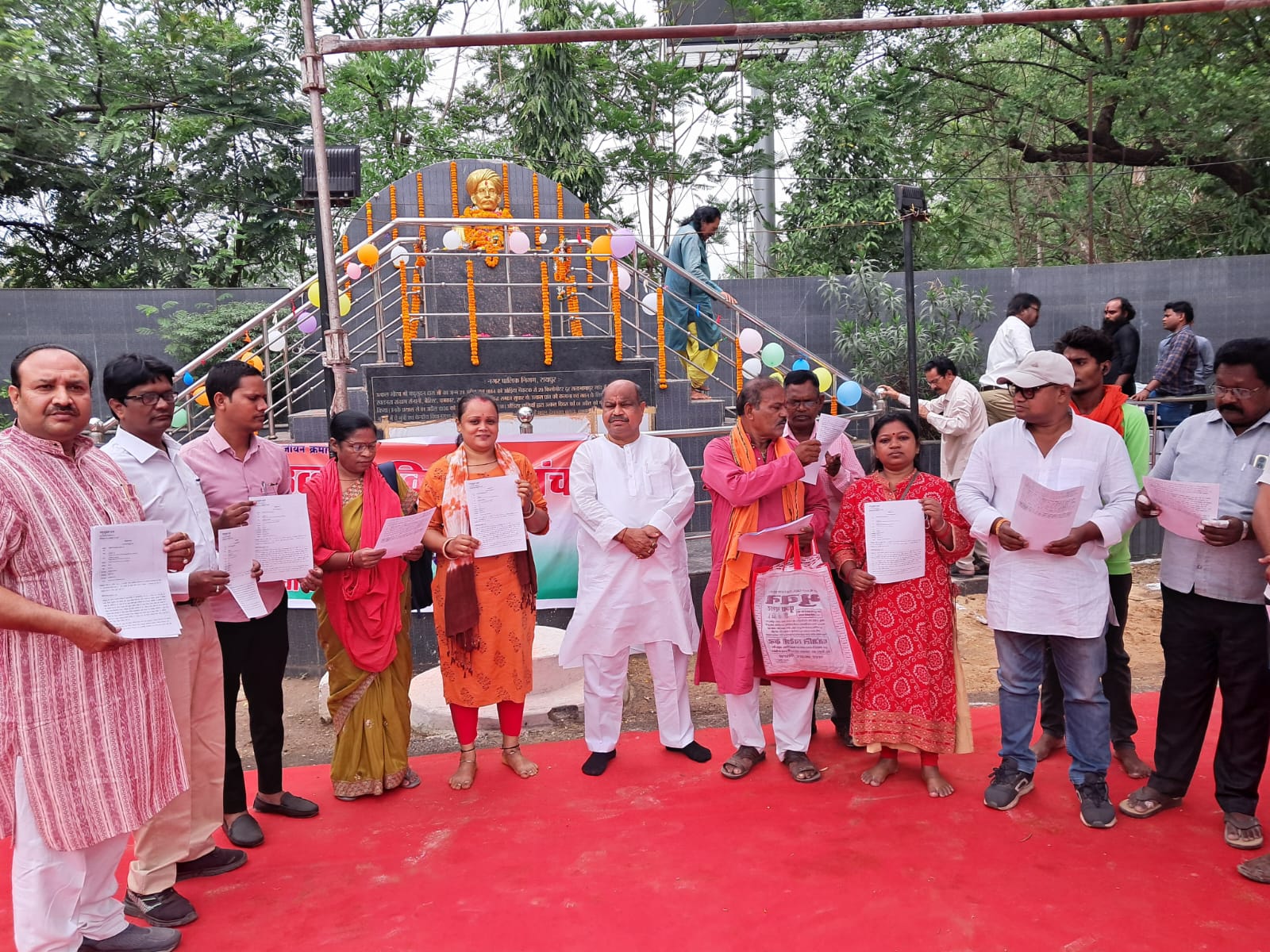 Birth anniversary of Odia litterateur and father of Odia freedom movement, Utkal pride Madhusudan Das ji, Raipur North MLA and State President of Sarv Odia Samaj Purandar Mishra, Gunanidhi Mishra, Kishore Mahanand, Venu Chauhan, Gopal Bagh, Duryodhan Panka, Santosh Hiyal, Raju Bagh, Naveen Nayak, Rajaram Bagh, Balmat Mahanand, Kamal Harpal, Mahesh Baghel, Satyanand Tandi, Gautam Tandi, Gangadhar Baghel, Pinky Nihal, Bindiya Nag, Sudhir Bagh, Raipur, Chhattisgarh, KhabarGali