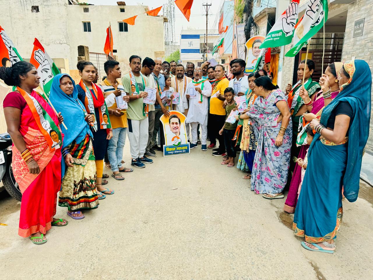 Martyr Pankaj Vikram Ward of Raipur South Assembly Constituency, Sushil Sunny Agarwal Public Servant, Indian National Congress Party, Councilor Mrs. Nisha Devendra Yadav, Congress leader Mr. Devendra Yadav, Mr. Nandkumar Patel, Raipur, Chhattisgarh, Khabargali, to appeal for votes in support of Vikas Upadhyay