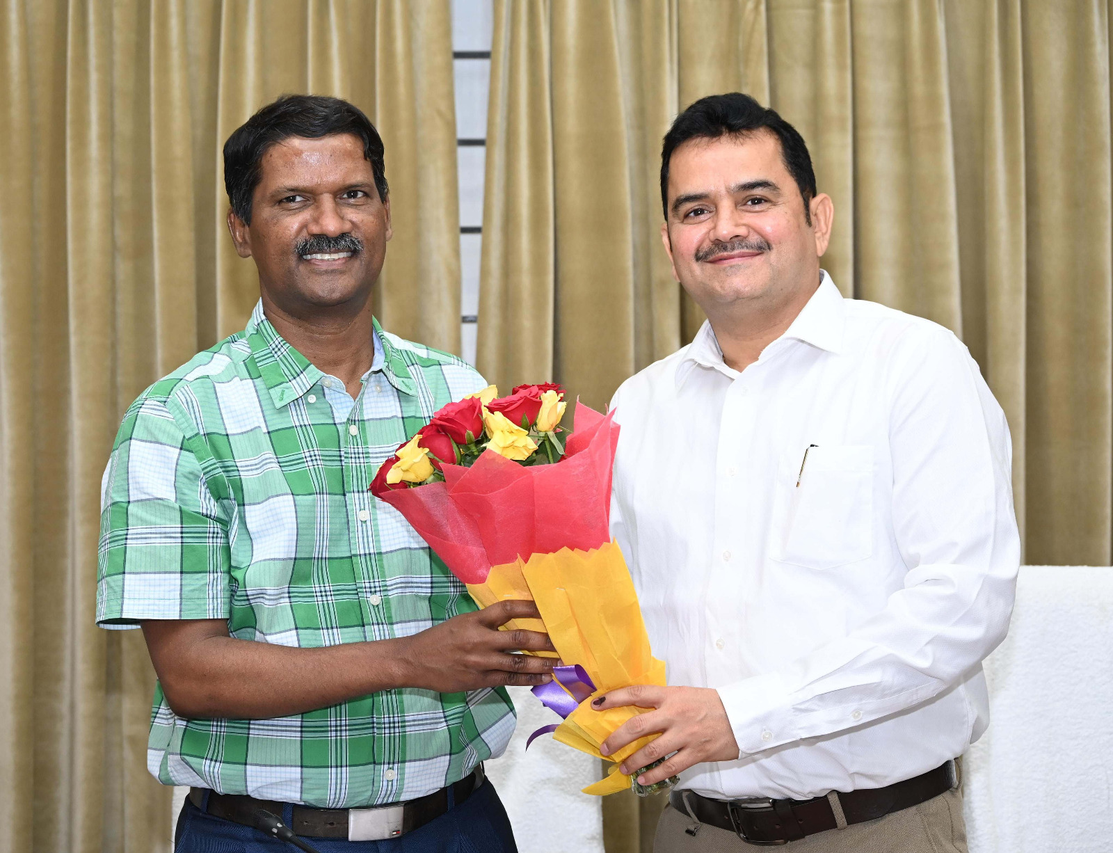Chhattisgarh is the leading state in the country in terms of availability of mineral resources and mining activities, Union Mineral Secretary Shri V.L. Kanta Rao, Secretary of Mineral Department Shri P. Dayanand, Revenue Secretary of Chhattisgarh Shri Avinash Champawat, Secretary of Environment Department Smt. R. Sangeeta, Director of Mineral Department Shri Sunil Jain, Joint Director of Mineral Department Shri Anurag Diwan, Raipur, Khabargali