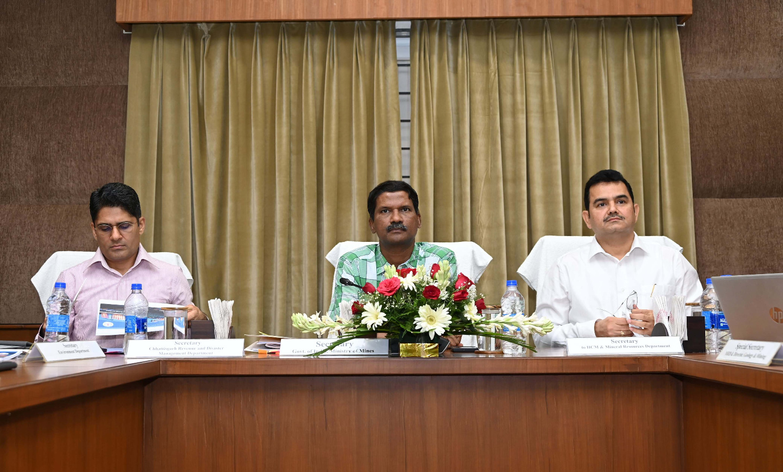 Chhattisgarh is the leading state in the country in terms of availability of mineral resources and mining activities, Union Mineral Secretary Shri V.L. Kanta Rao, Secretary of Mineral Department Shri P. Dayanand, Revenue Secretary of Chhattisgarh Shri Avinash Champawat, Secretary of Environment Department Smt. R. Sangeeta, Director of Mineral Department Shri Sunil Jain, Joint Director of Mineral Department Shri Anurag Diwan, Raipur, Khabargali