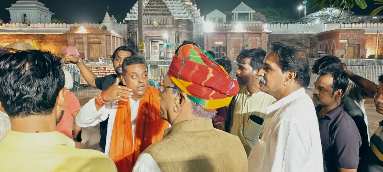 Before PM Modi's roadshow, BJP's unique campaign on the streets of Puri, Sambit Patra and Rajesh Munat took an auto ride, told the people of Puri about Modi's guarantee, Khabargali