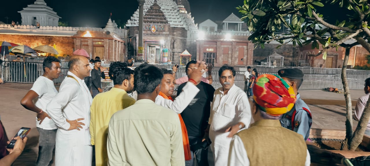 Before PM Modi's roadshow, BJP's unique campaign on the streets of Puri, Sambit Patra and Rajesh Munat took an auto ride, told the people of Puri about Modi's guarantee, Khabargali