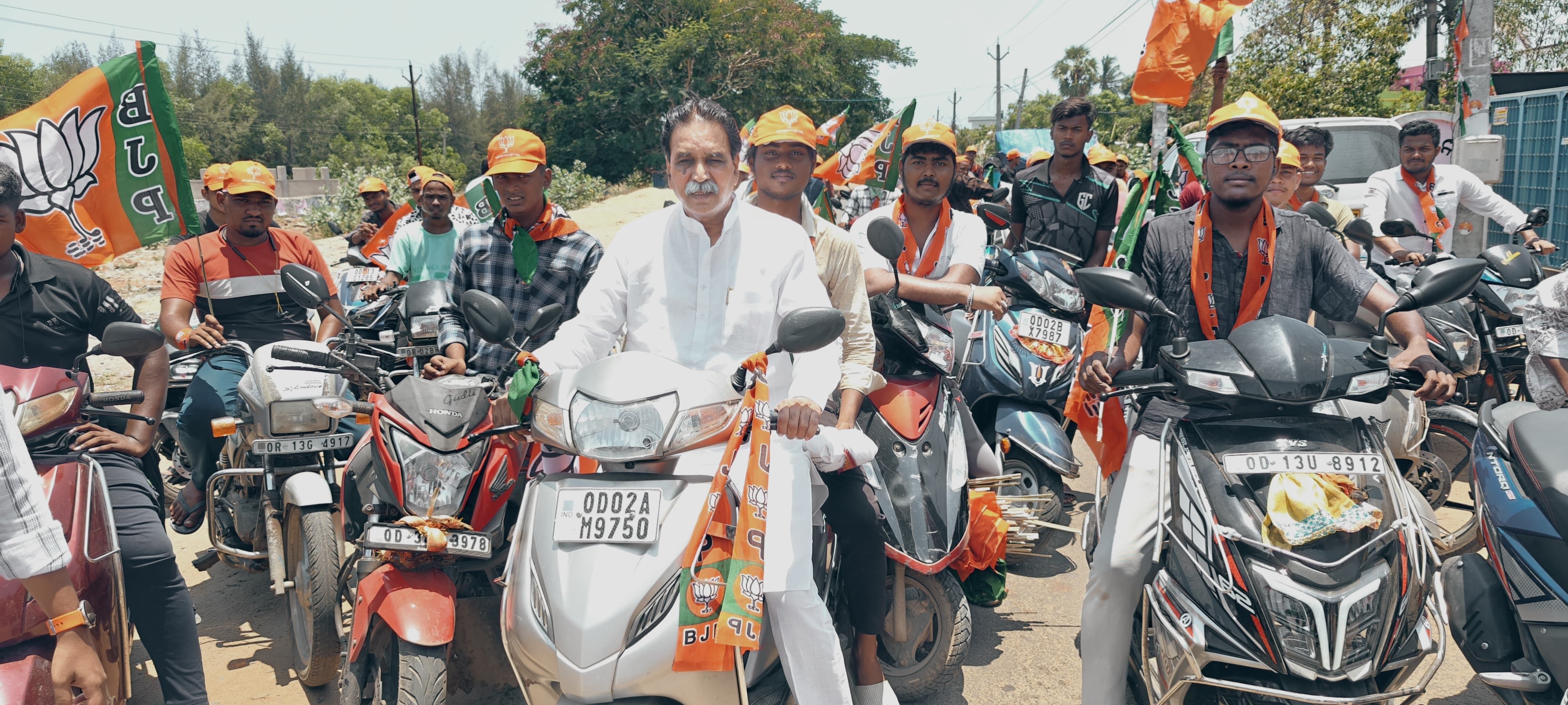 Former minister of Chhattisgarh government and senior BJP MLA Rajesh Munat campaigning for BJP in Puri, Odisha, Khabargali