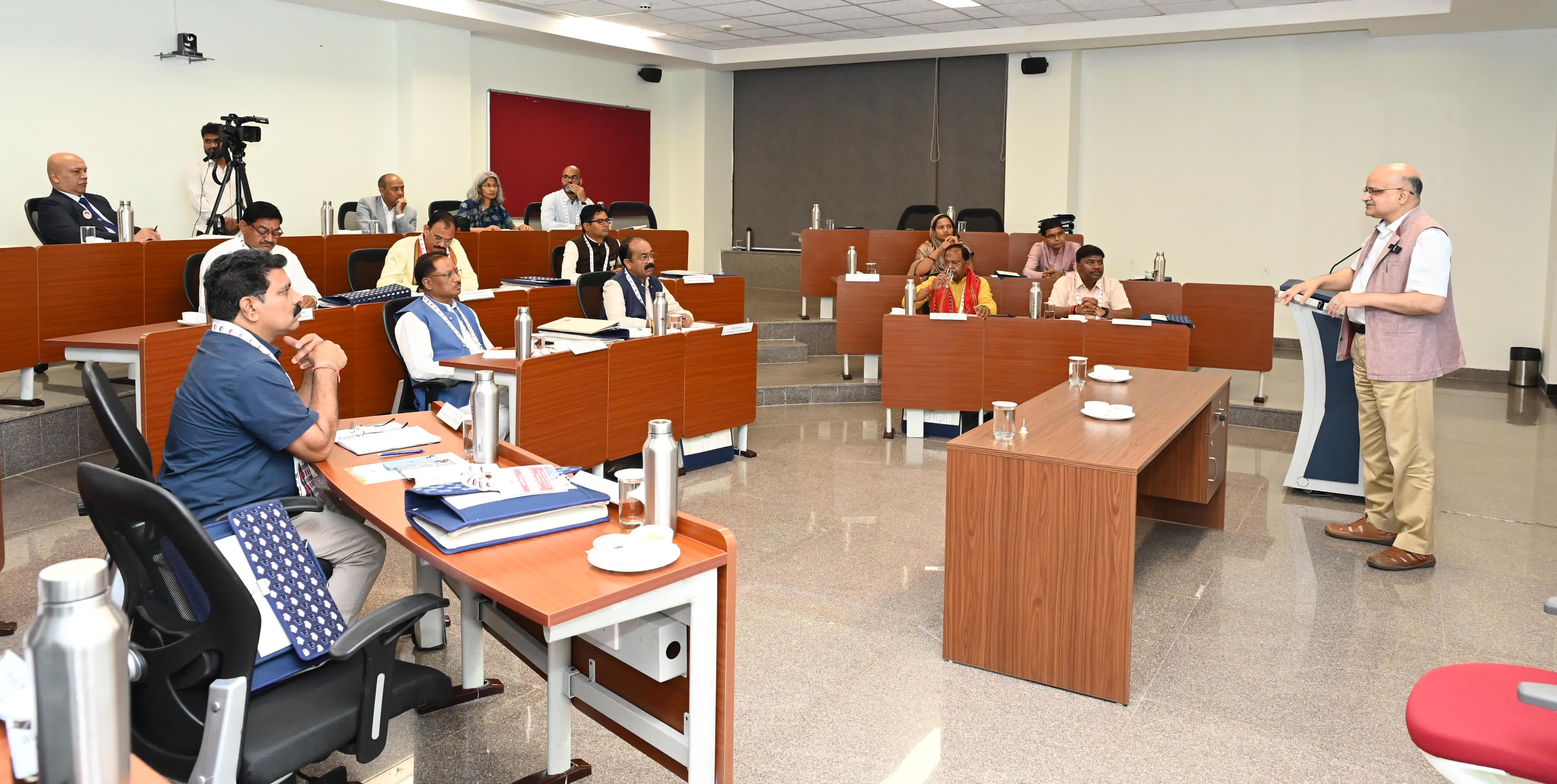 Discussion on preparing the road map for developed Chhattisgarh, Chhattisgarh government held discussions with renowned experts of the country on good governance and development, Indian Institute of Management, Raipur, Khabargali