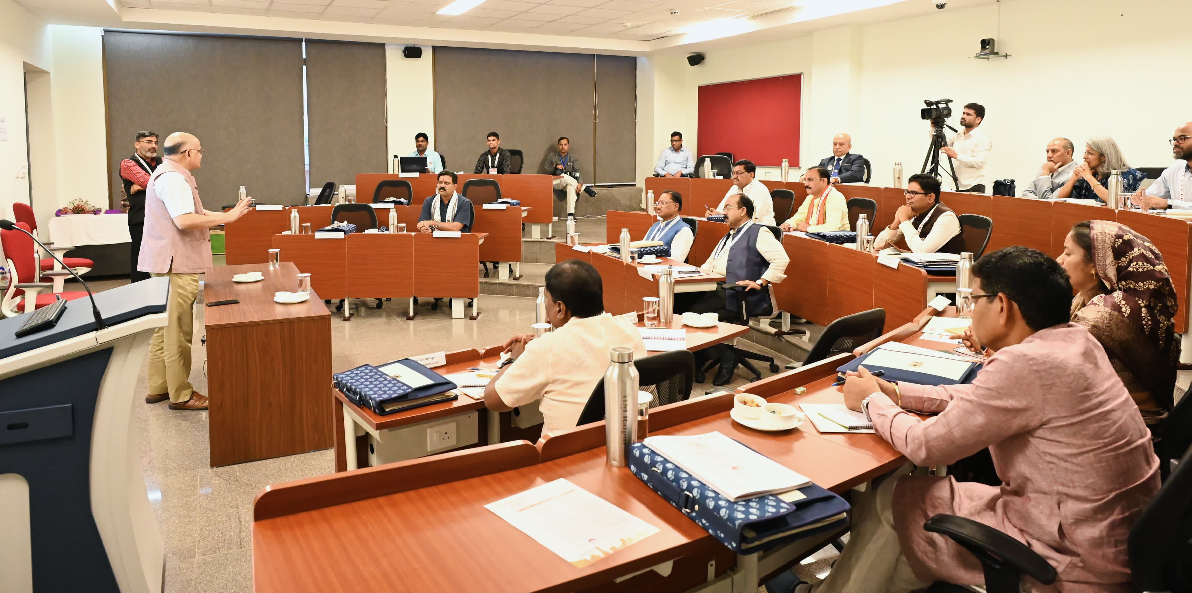 Discussion on preparing the road map for developed Chhattisgarh, Chhattisgarh government held discussions with renowned experts of the country on good governance and development, Indian Institute of Management, Raipur, Khabargali