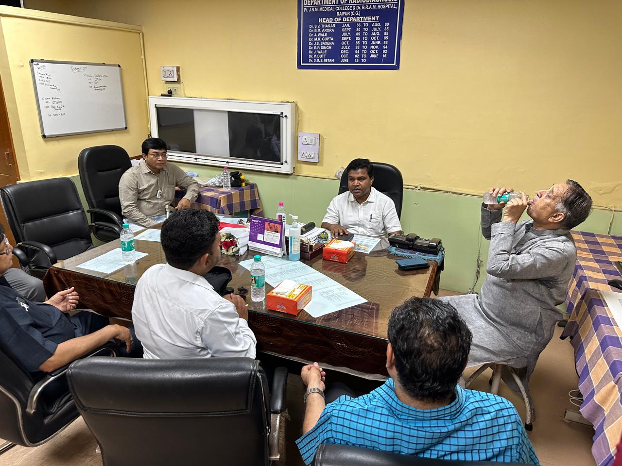 Donation of 2 X-ray machines worth 12 lakhs in Mekahara, Lokesh Kavadiya, Mahavir Intercontinental Service Organization, MISO, CSR Fund of Ken Fin Homes Bangalore, Dr. S.B.S. Netam Superintendent Mekahara, Dr. S.B.S. Netam Superintendent Mekahara, Raipur, Khabargali3