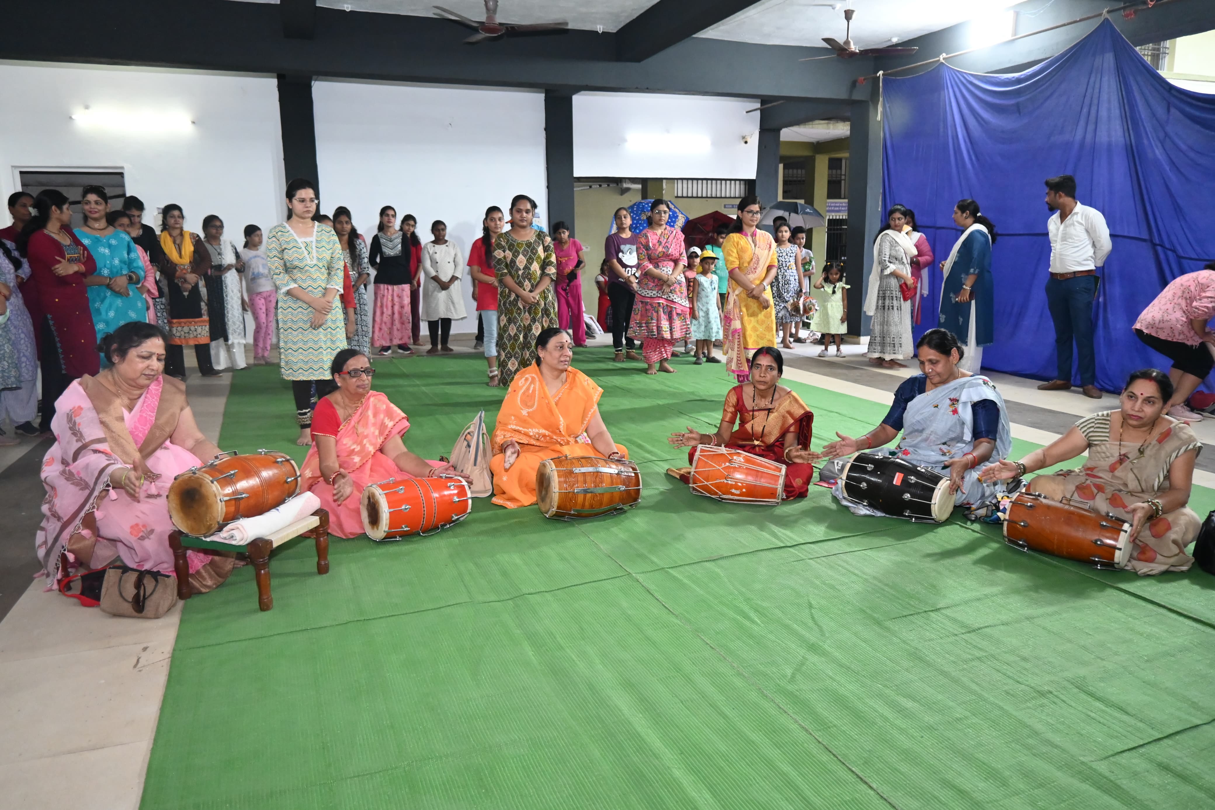 Agrasen Mahavidyalaya located in Purani Basti, Beat the Hit program, Agrasen Kala Kendra participants gave a wonderful performance, Maharajadhiraj Agrasen Shiksha Samiti's president and director Dr. VK Agarwal, Agrasen Kala Kendra's in-charge Dr. Akanksha Dubey, administrator Amit Agarwal, Raipur, Chhattisgarh, Khabargali