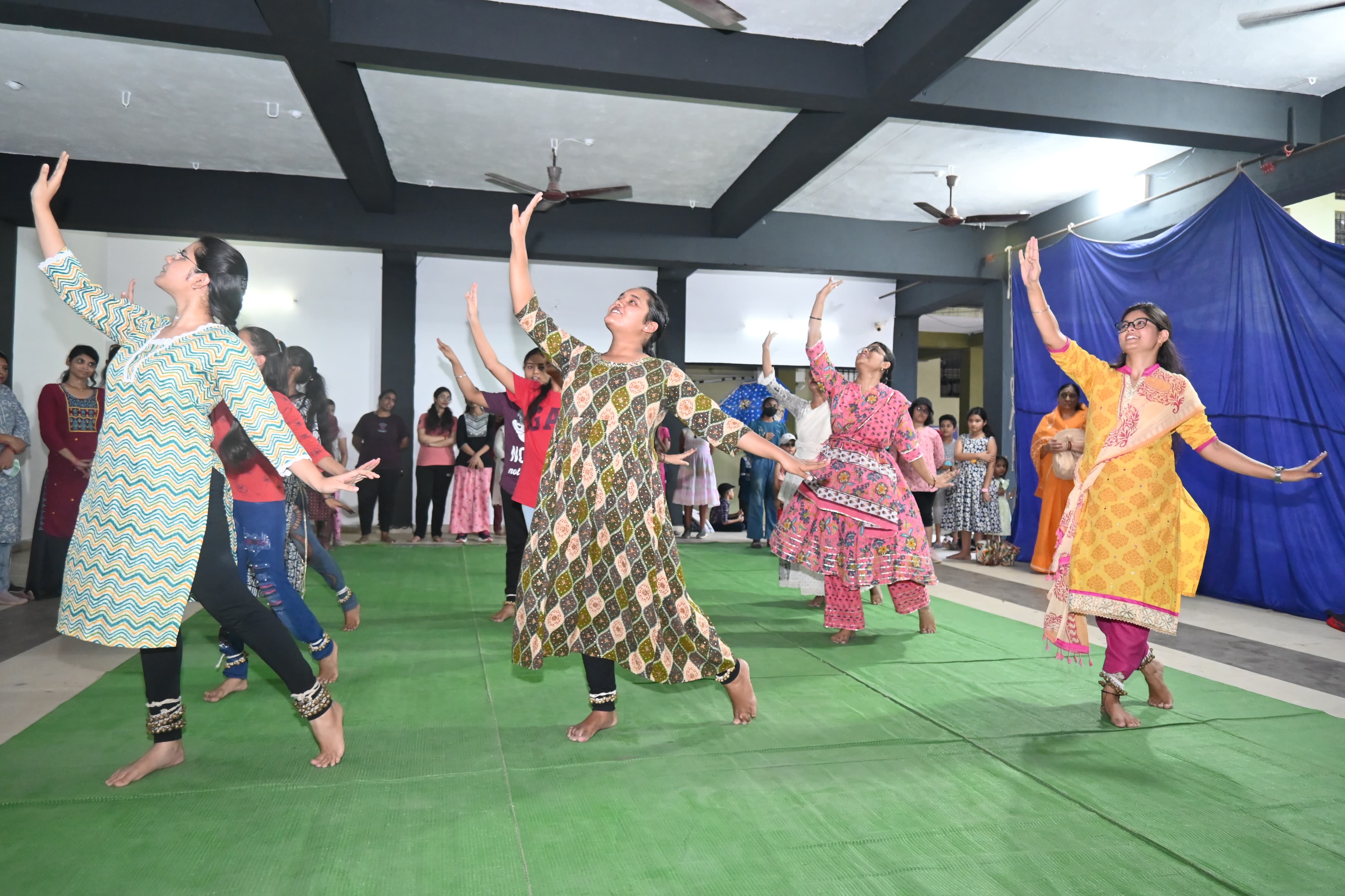 Agrasen Mahavidyalaya located in Purani Basti, Beat the Hit program, Agrasen Kala Kendra participants gave a wonderful performance, Maharajadhiraj Agrasen Shiksha Samiti's president and director Dr. VK Agarwal, Agrasen Kala Kendra's in-charge Dr. Akanksha Dubey, administrator Amit Agarwal, Raipur, Chhattisgarh, Khabargali