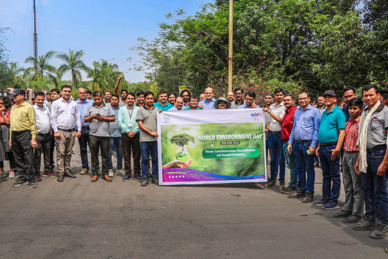 On World Environment Day, 25000 saplings were planted in RRVUNL's Parsa East Kanta Basan mine, Adani Natural Resources set a target of planting 86 lakh trees by the year 2030, Ambikapur, Chhattisgarh, Khabargali