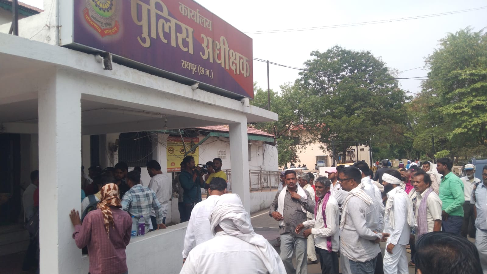 Former minister Guru Rudra reached Raipur SSP office to surrender in Balodabazar violence case, Chhattisgarh, Khabargali