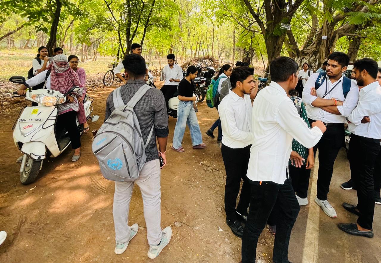 Big irregularity again in Ravi Vishwavidyalaya's exam, wrong paper distributed to BA LLB students, students created ruckus, gheraoed administrative building, Pandit Ravishankar Shukla University Management, Registrar Dr. Shailendra Patel, Raipur, Chhattisgarh, Khabargali