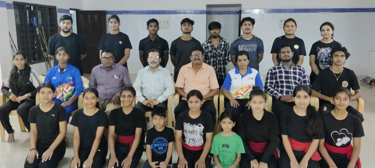 Toshika Pandey, famous Kathak dancer Toshi Pandey is now also performing well in martial arts, won gold in national level Muay Thai competition and silver medal in state level competition, in Vivekanand Martial Arts Club, club director Aman Yadav, Rajkumar Kumari Anita Chauhan, Raipur, Chhattisgarh, Khabargali