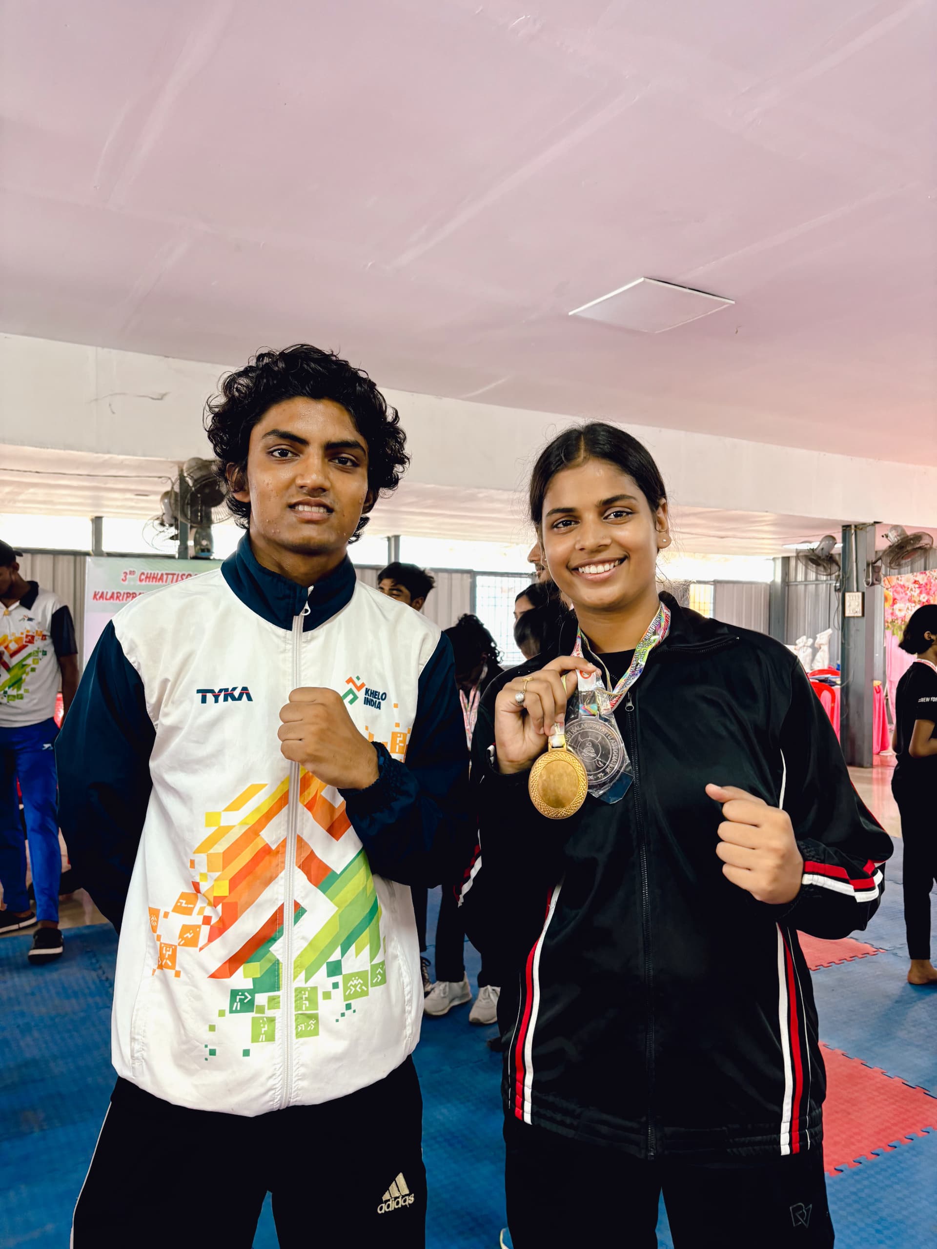 Toshika Pandey, famous Kathak dancer Toshi Pandey is now also performing well in martial arts, won gold in national level Muay Thai competition and silver medal in state level competition, in Vivekanand Martial Arts Club, club director Aman Yadav, Rajkumar Kumari Anita Chauhan, Raipur, Chhattisgarh, Khabargali