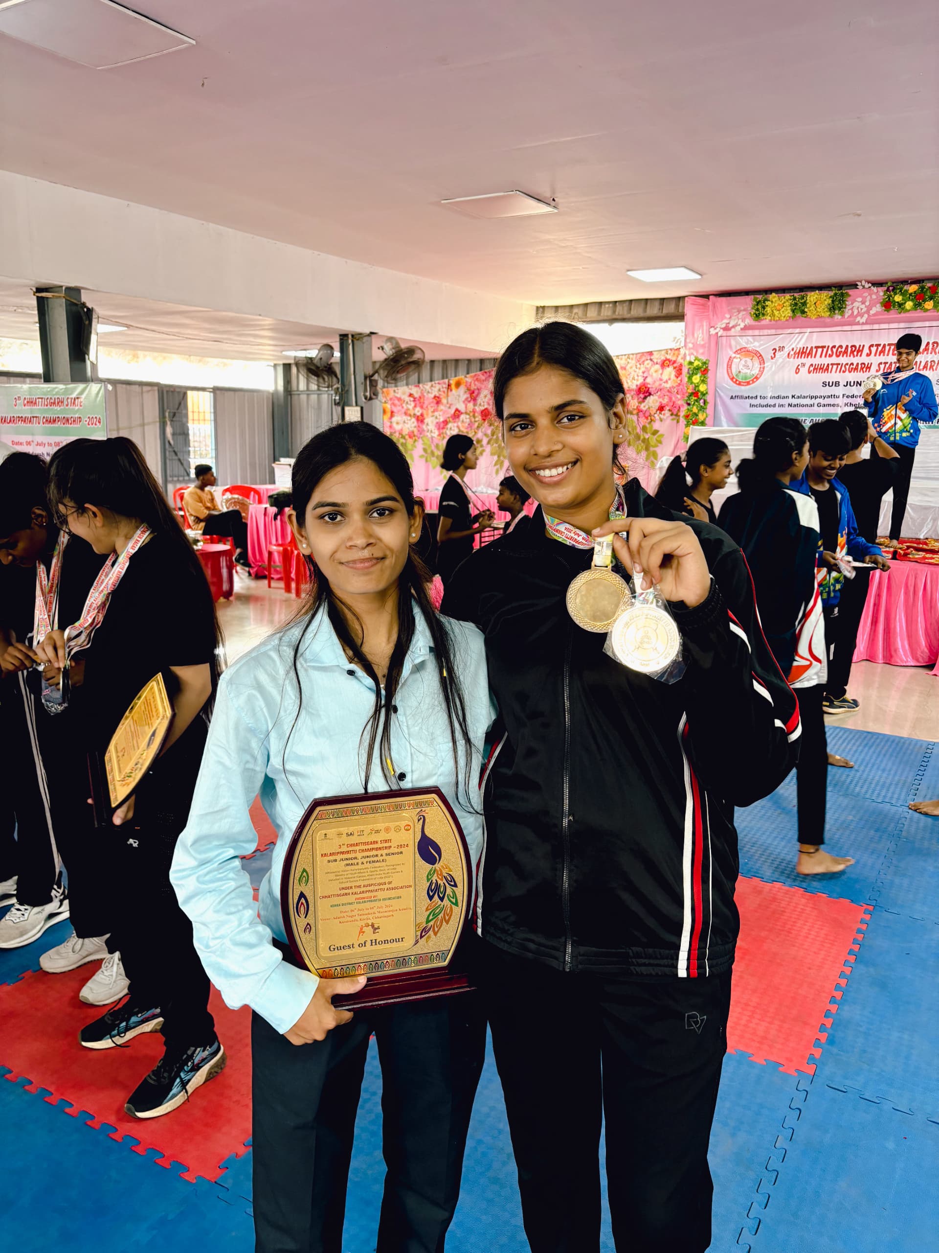 Toshika Pandey, famous Kathak dancer Toshi Pandey is now also performing well in martial arts, won gold in national level Muay Thai competition and silver medal in state level competition, in Vivekanand Martial Arts Club, club director Aman Yadav, Rajkumar Kumari Anita Chauhan, Raipur, Chhattisgarh, Khabargali