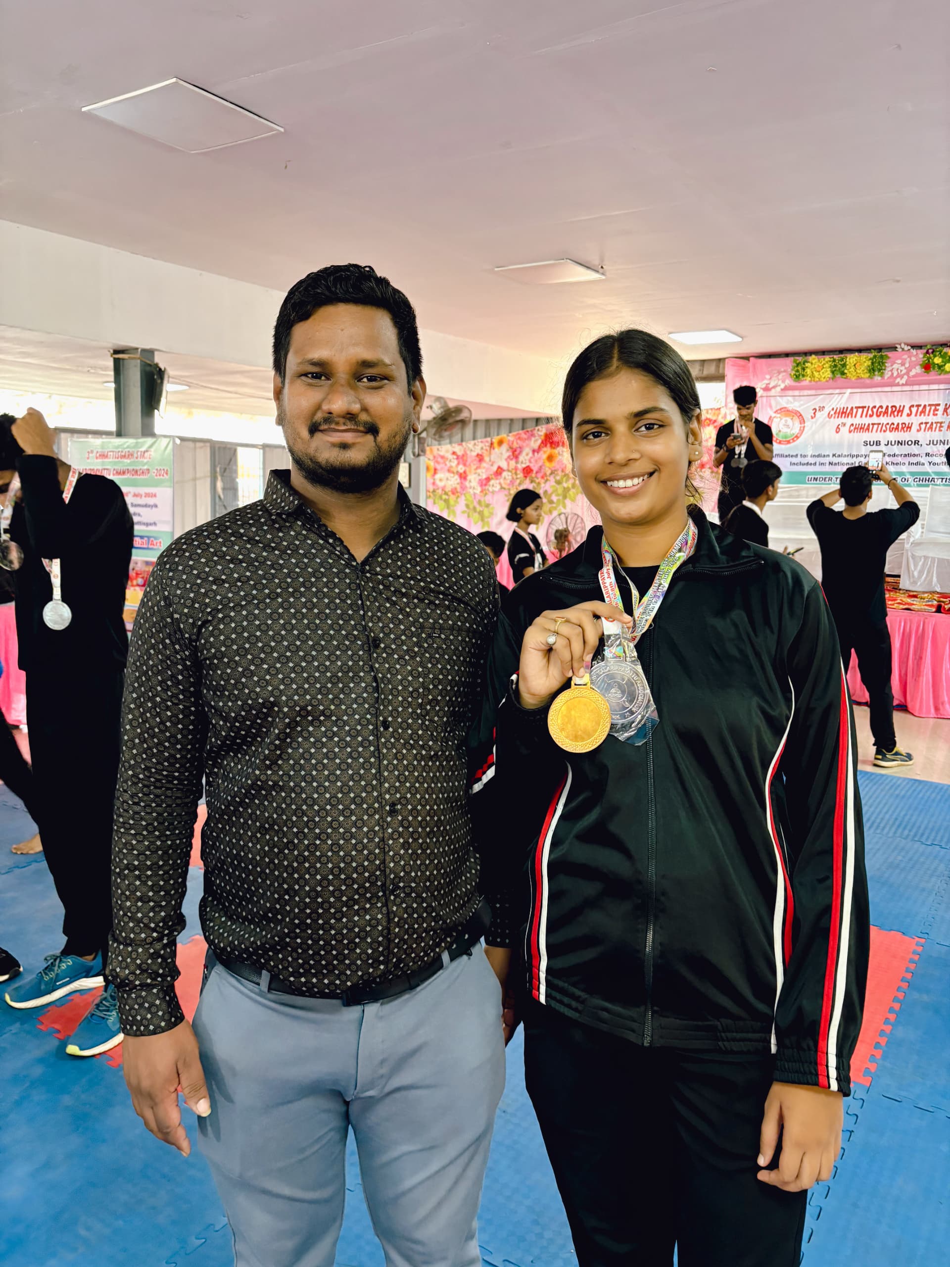 Toshika Pandey, famous Kathak dancer Toshi Pandey is now also performing well in martial arts, won gold in national level Muay Thai competition and silver medal in state level competition, in Vivekanand Martial Arts Club, club director Aman Yadav, Rajkumar Kumari Anita Chauhan, Raipur, Chhattisgarh, Khabargali