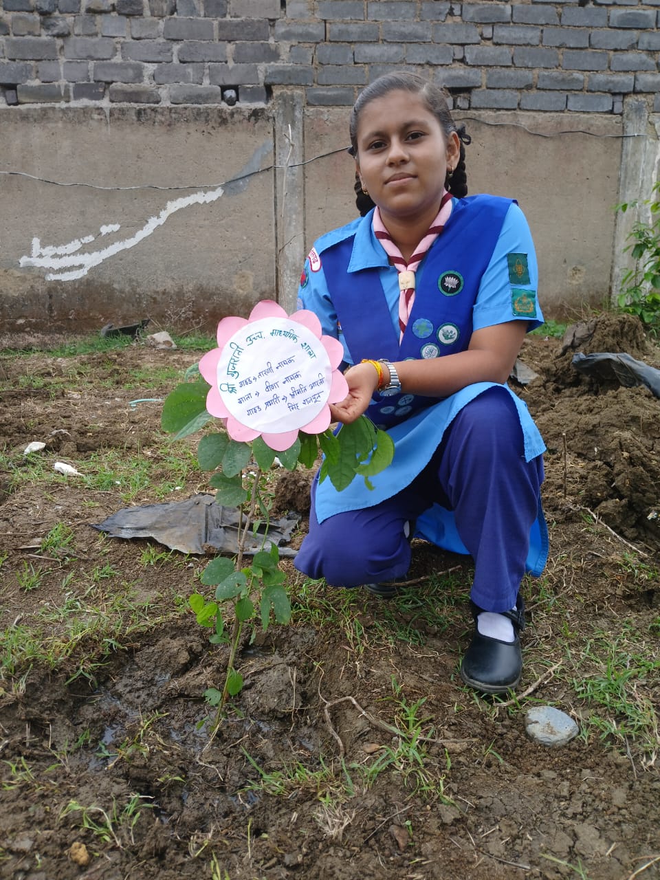 Scouts - Guides of Shri Gujarati School planted trees under "Ek Paudha Maa Ke Naam Abhiyan", Awadhesh Kumar Dwivedi IRS Senior Division Manager Railway Raipur, Bharat Scouts and Guides State Chief Commissioner Dr. Somnath Yadav and State Secretary Kailash Soni, Anees Memon Principal Shri Gujarati U. Ma. School, Sector - 4, Devendra Nagar, Raipur, Scout Guide Incharge Mrs. Aarti Rajput, Khabargali