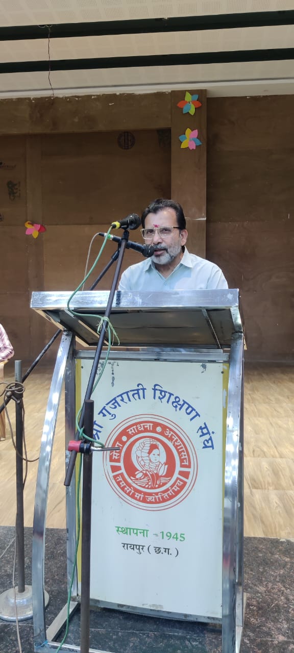 Guru Purnima festival program was celebrated in a simple and dignified manner in Shri Gujarati U. Ma. School, School Management Committee, Shri Gujarati Teaching Association President Narayan Bhai Patel, Vice President Ashok Bhai Patel, Sunil Pandya, School Principal Anees Memon, Raipur, Chhattisgarh, Khabargali