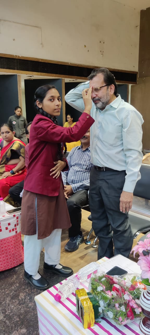 Guru Purnima festival program was celebrated in a simple and dignified manner in Shri Gujarati U. Ma. School, School Management Committee, Shri Gujarati Teaching Association President Narayan Bhai Patel, Vice President Ashok Bhai Patel, Sunil Pandya, School Principal Anees Memon, Raipur, Chhattisgarh, Khabargali