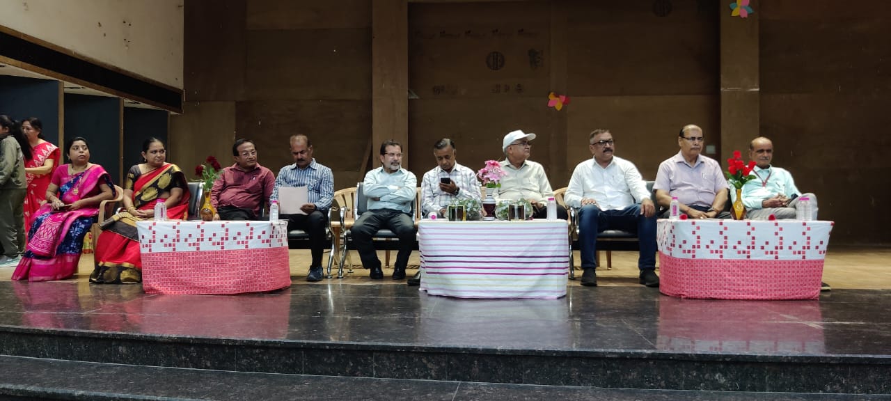 Guru Purnima festival program was celebrated in a simple and dignified manner in Shri Gujarati U. Ma. School, School Management Committee, Shri Gujarati Teaching Association President Narayan Bhai Patel, Vice President Ashok Bhai Patel, Sunil Pandya, School Principal Anees Memon, Raipur, Chhattisgarh, Khabargali