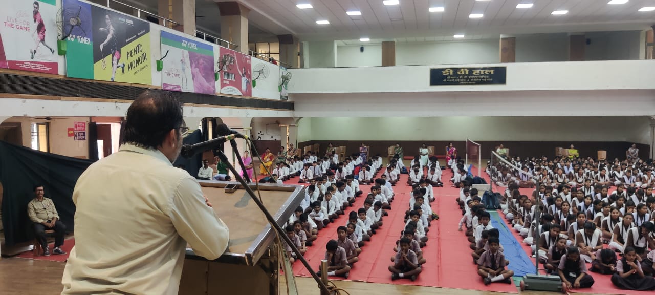 Guru Purnima festival program was celebrated in a simple and dignified manner in Shri Gujarati U. Ma. School, School Management Committee, Shri Gujarati Teaching Association President Narayan Bhai Patel, Vice President Ashok Bhai Patel, Sunil Pandya, School Principal Anees Memon, Raipur, Chhattisgarh, Khabargali