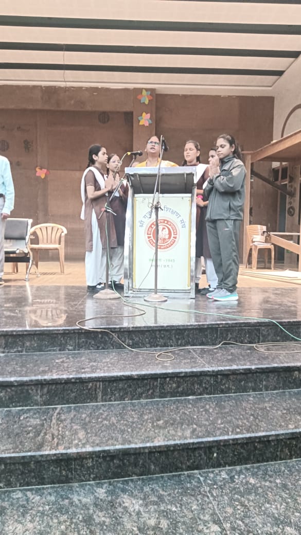 Guru Purnima festival program was celebrated in a simple and dignified manner in Shri Gujarati U. Ma. School, School Management Committee, Shri Gujarati Teaching Association President Narayan Bhai Patel, Vice President Ashok Bhai Patel, Sunil Pandya, School Principal Anees Memon, Raipur, Chhattisgarh, Khabargali