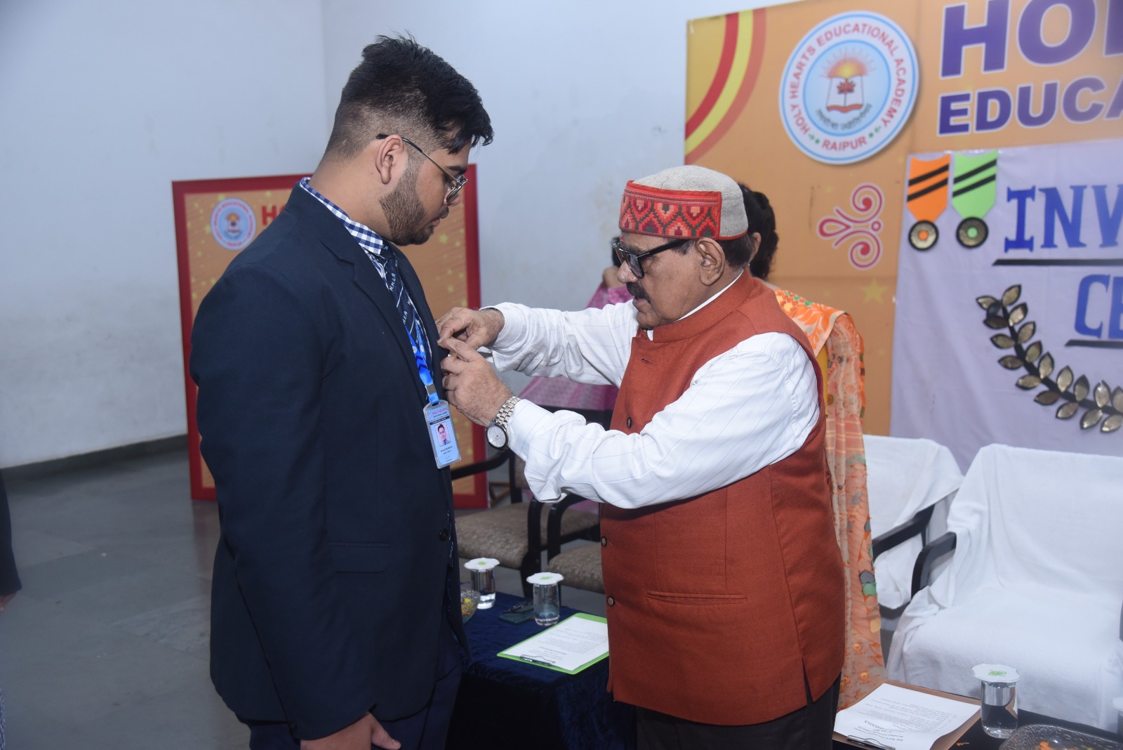 'Student Council Oath Taking Ceremony' concluded at Holy Hearts Civil Lines, Raipur School. Head Boy Rankak Raj Mehta and Head Girl Tanishka Kukreja were elected. Chairman Acharya Surendra Pratap Singh; Principal Mrs. Neepa Chauhan; Vice Principal Kamal Kishore; Mrs. Sunita Tandon; Head Mistress Ms. Shalini Agarwal; Chhattisgarh, Khabargali