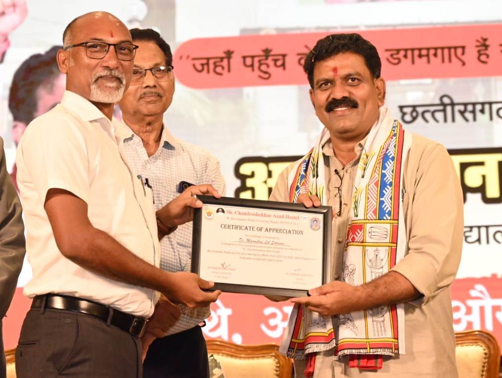Shaheed Chandrashekhar Azad Hostel Day organized in the auditorium of Pandit Ravishankar Shukla University campus, Deputy Chief Minister Mr. Vijay Sharma, Vice Chancellor Dr. Sachchidanand Shukla, Secretary of State Information Commission Mr. Gopal Verma, Registrar Mr. Shailendra Patel, Dr. Ravindra Mishra, Dr. M.L. Nayak, Raipur, Chhattisgarh, Khabargali