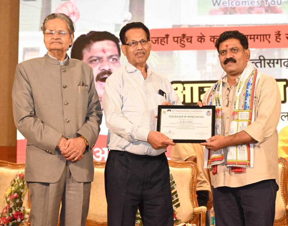 Shaheed Chandrashekhar Azad Hostel Day organized in the auditorium of Pandit Ravishankar Shukla University campus, Deputy Chief Minister Mr. Vijay Sharma, Vice Chancellor Dr. Sachchidanand Shukla, Secretary of State Information Commission Mr. Gopal Verma, Registrar Mr. Shailendra Patel, Dr. Ravindra Mishra, Dr. M.L. Nayak, Raipur, Chhattisgarh, Khabargali