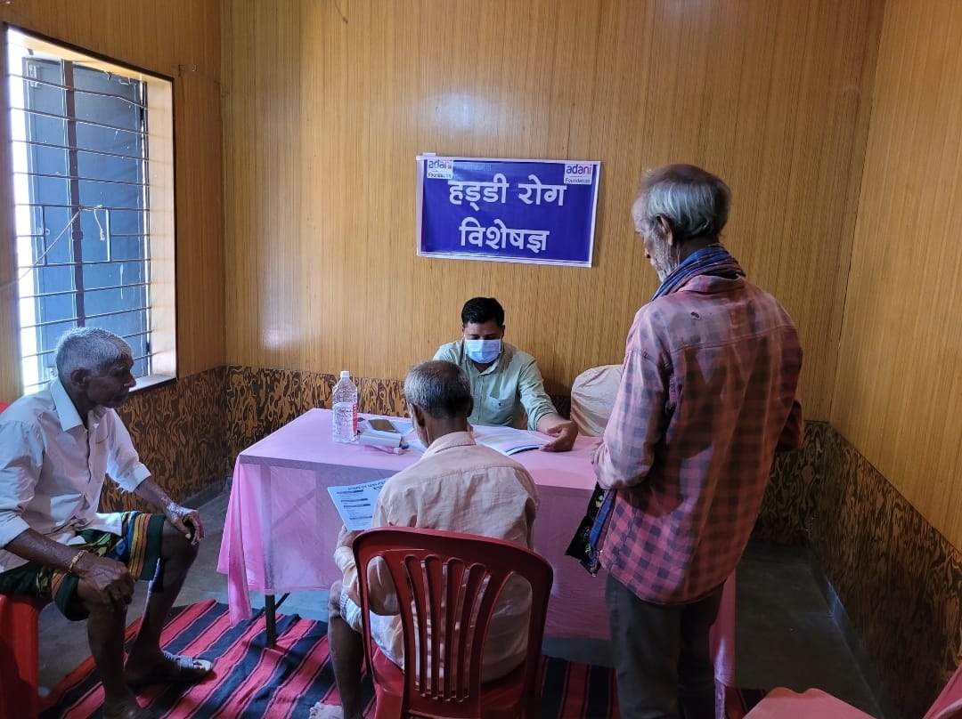 Adani Foundation organized a huge health camp, specialist doctors conducted free health checkup and treatment of more than 400 villagers, Chhattisgarh, Khabargali