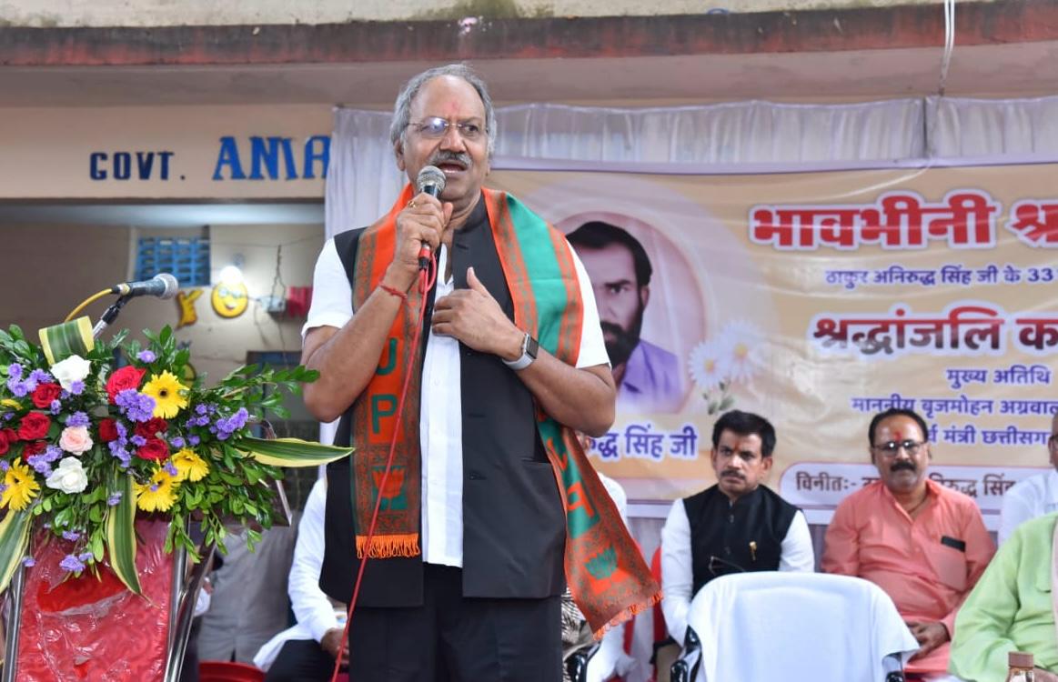 Brijmohan Agrawal attended the death anniversary function of late employee leader Shri Anirudh Singh Thakur, food was served to all the school children in Kushalpur, Raipur, Chhattisgarh, Khabargali