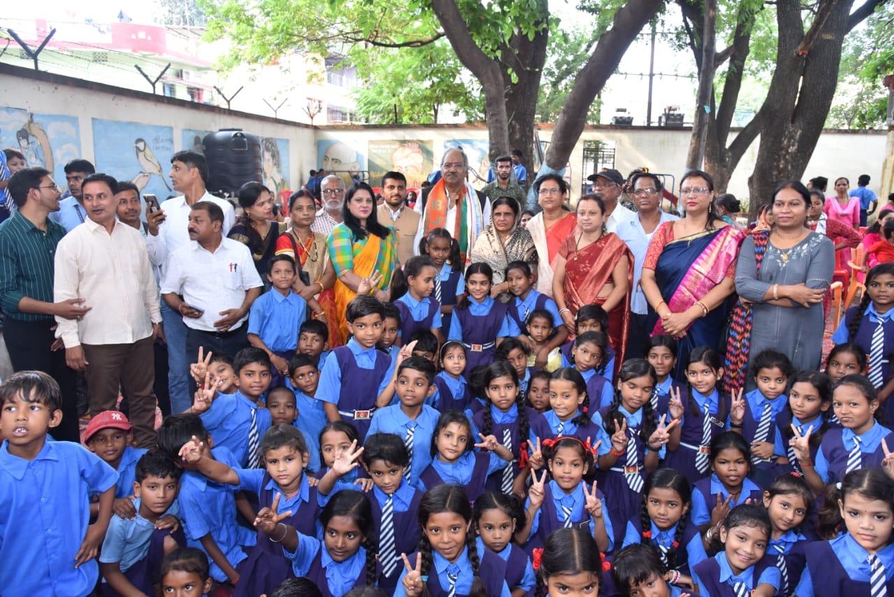 Brijmohan Agrawal attended the death anniversary function of late employee leader Shri Anirudh Singh Thakur, food was served to all the school children in Kushalpur, Raipur, Chhattisgarh, Khabargali