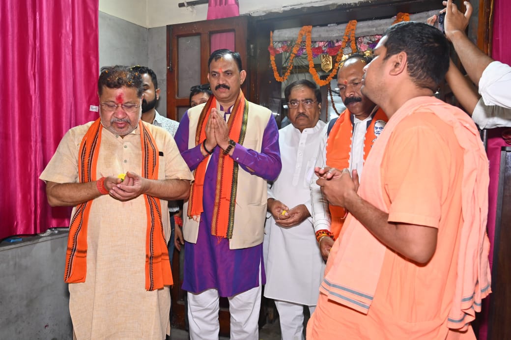 Raipur South BJP candidate Sunil Soni met Bageshwar Dham Peethadheeswar Pandit Dhirendra Shastri, Khabargali
