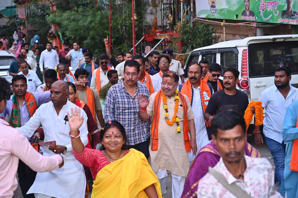 Raipur South BJP candidate Sunil Soni met Bageshwar Dham Peethadheeswar Pandit Dhirendra Shastri, Khabargali