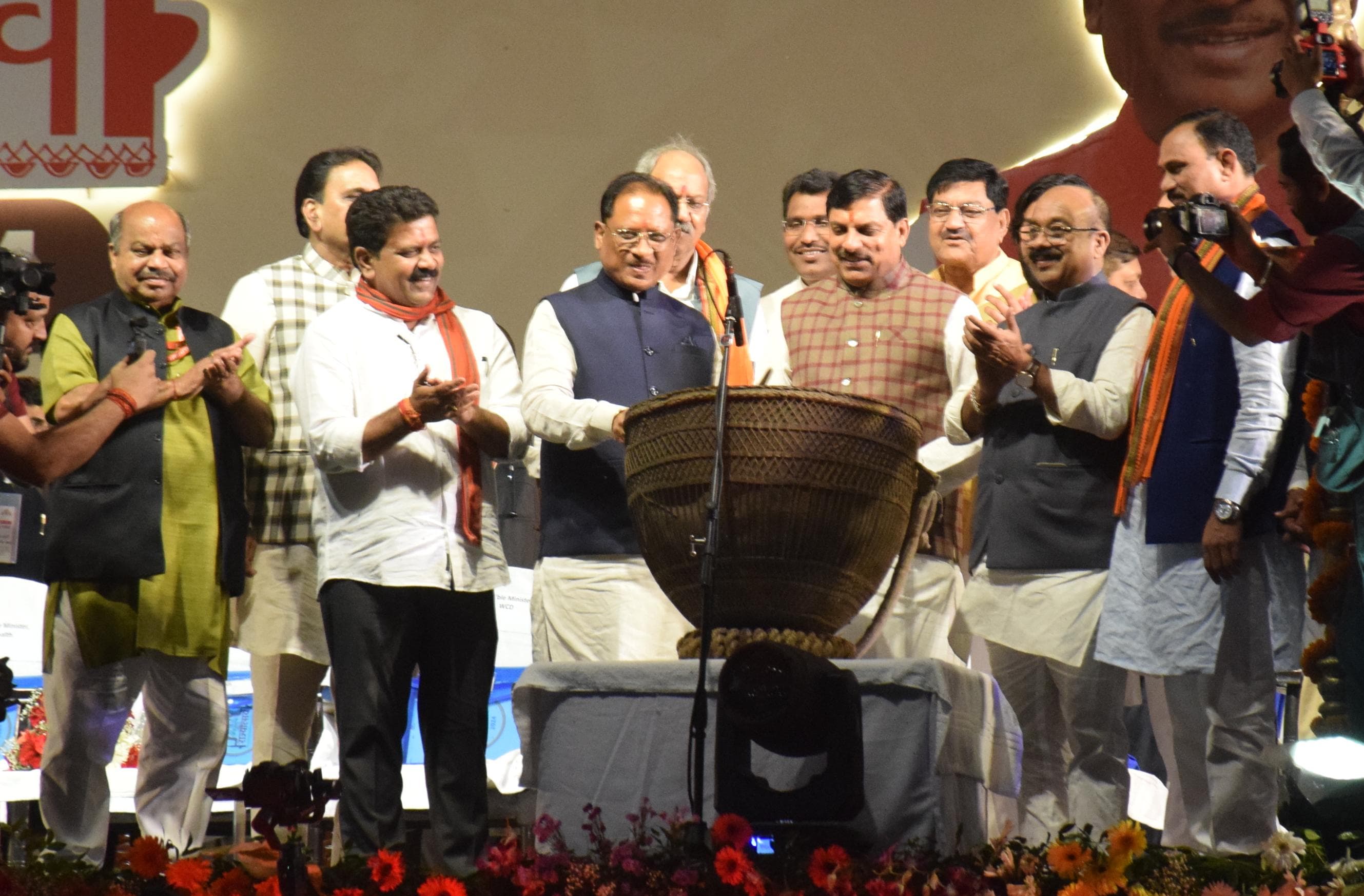 Double engine governments are rapidly taking Chhattisgarh and Madhya Pradesh on the path of development: Chief Minister Dr. Mohan Yadav Madhya Pradesh Chief Minister Dr. Mohan Yadav inaugurated the three-day Chhattisgarh Rajyotsav, Khabargali