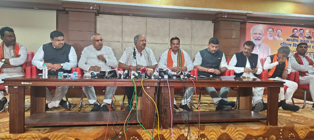 Raipur, Khabargali, MP Brijmohan Agrawal while addressing a press conference organized at BJP office Ekatma Parisar on Sunday said that Raipur South Assembly has become a tourist destination for the Congress party.