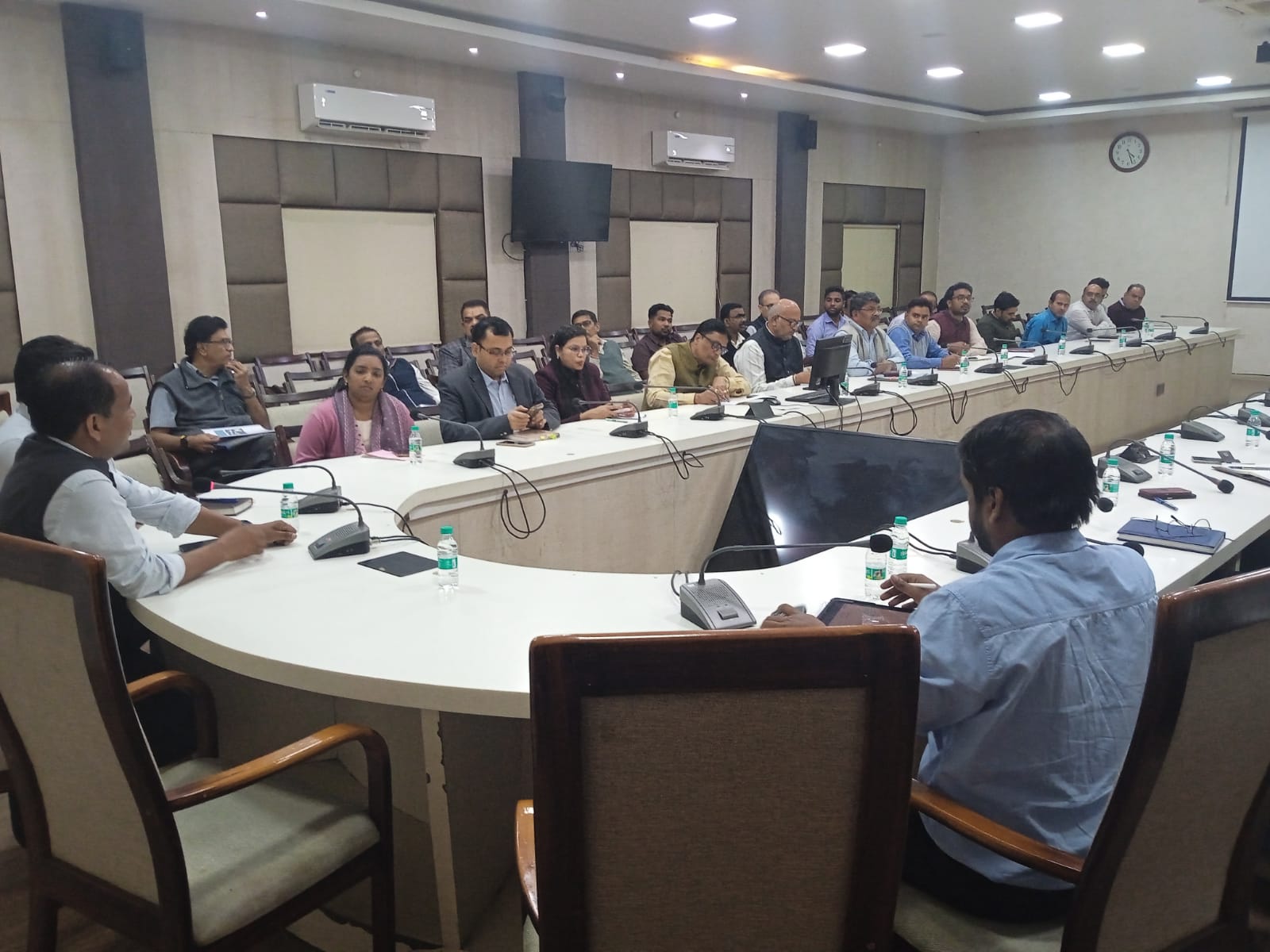 To tighten the noose on criminals and vehicles causing accidents, CCTV cameras will be used to identify them from the control room 24 hours a day. CCTV cameras will be installed on main roads of industrial areas and slum settlements. IG Amresh Mishra presided over the meeting. Collector Dr. Gaurav Singh and SP Dr. Lal Ummed Singh were also present. Raipur, Chhattisgarh, Khabargali