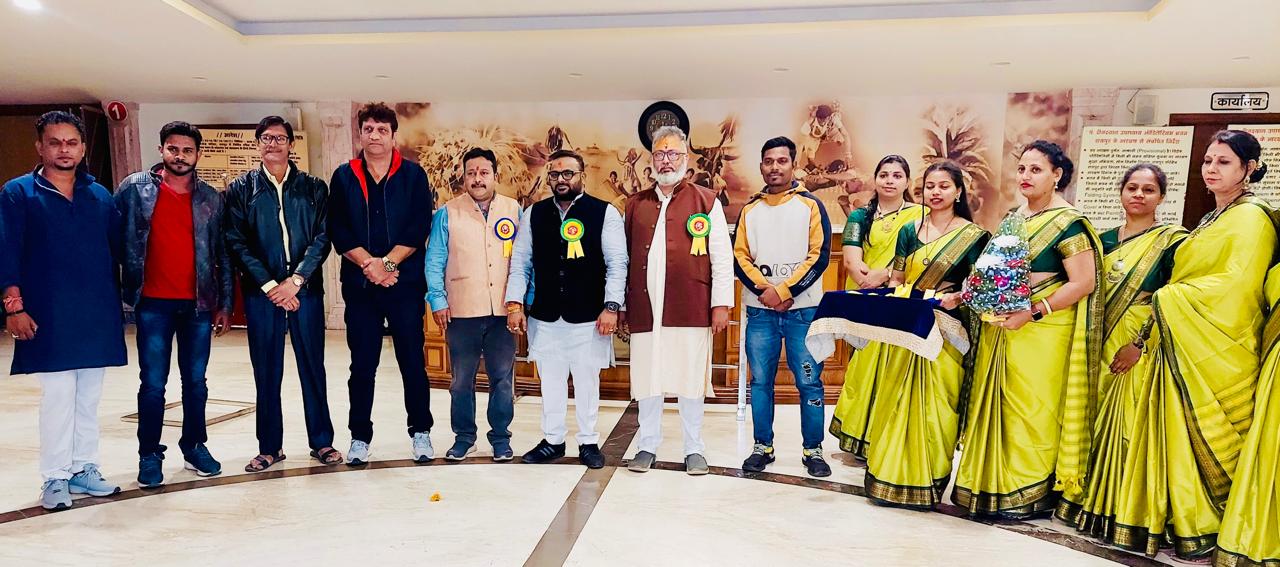 Sushil Sunny Agarwal attended the annual function of Krishna Public School, Director of Krishna Public School Dr. Rakesh Mishra, Archana Mishra, Aparna Tripathi, Shubham Mishra, Madan Mohan Tripathi, Raipur, Chhattisgarh, Khabargali