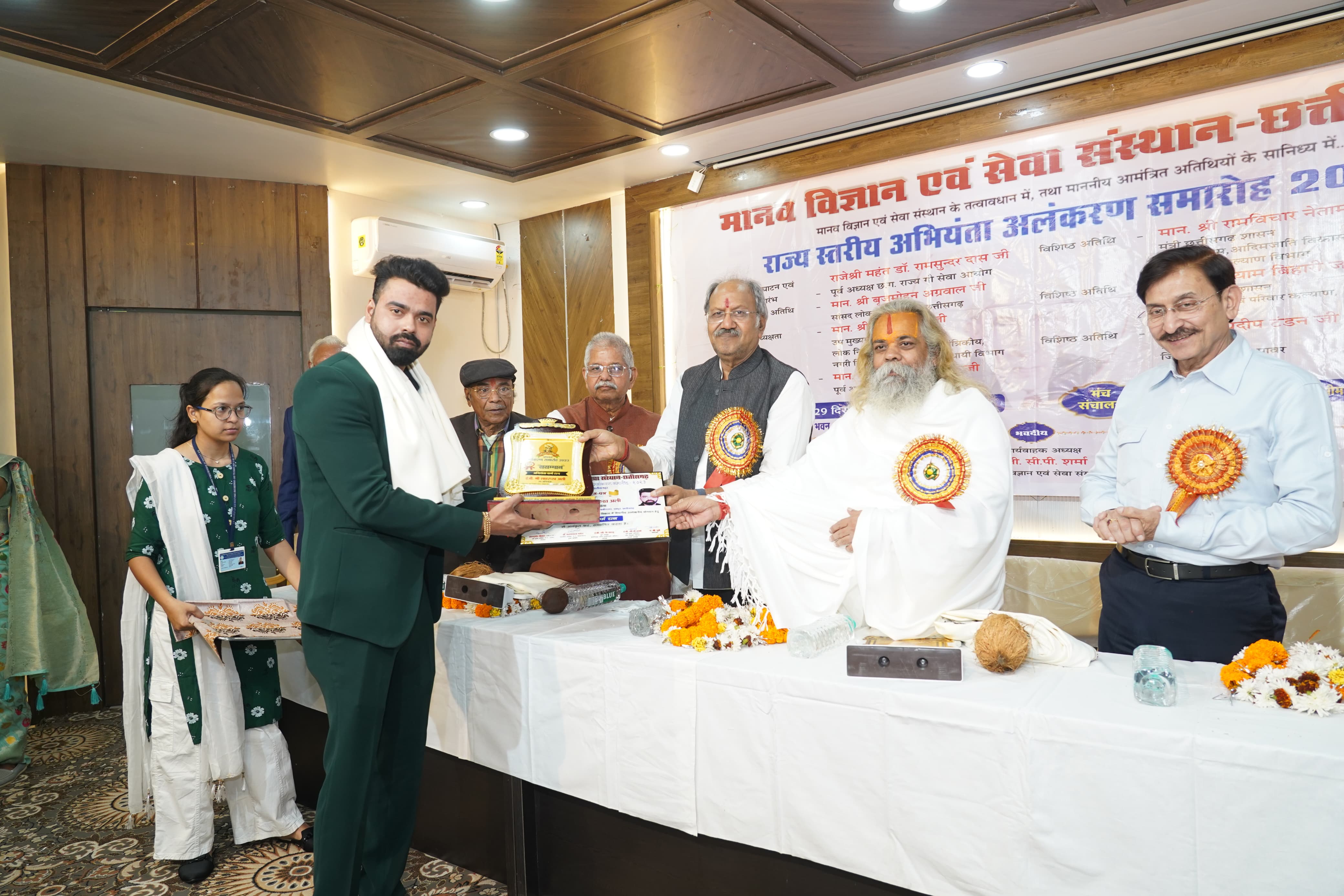 MP Brijmohan Agrawal honored the engineers, State Level Engineer Decoration Ceremony 2024 organized by Human Science and Service Institute Chhattisgarh, Raipur, Chhattisgarh, Khabargali