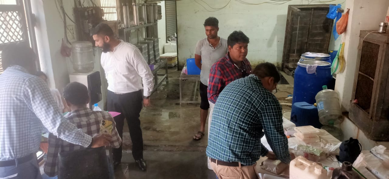 Poison in the name of Paneer.. 2500 kg fake Paneer seized from Birgaon factory, factory sealed, harmful chemicals in Paneer, Dalda palm oil, oil, refined flour, Food and Drug Administration Department Controller Chandan Kumar, Assistant Commissioner Mohit Behera, Nitesh Mishra, Food Safety Officer Rakhi Thakur, Kheer Sagar Patel, Ajit Baghel, Satish Raj, MFTL Staff, Prakash Parmar, Raipur, Chhattisgarh, Khabargali