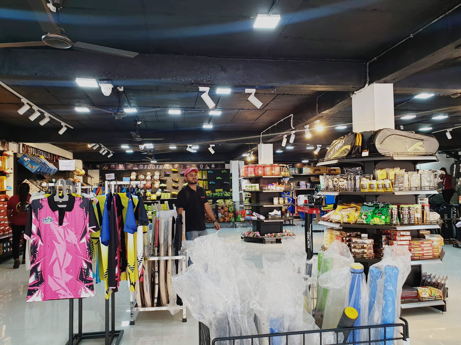 Inauguration of Chhattisgarh's largest and modern sports and fitness showroom 'Tapes Sports', near Chandramaurya Chowk, Bhilai, fitness equipment and top brands, announcement of special offers for customers, online shopping and home delivery facility, Khabargali