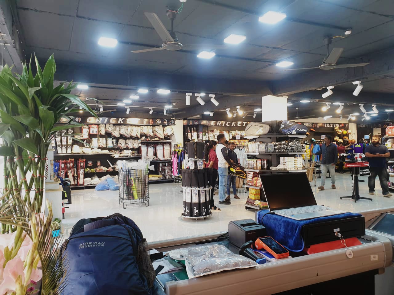 Inauguration of Chhattisgarh's largest and modern sports and fitness showroom 'Tapes Sports', near Chandramaurya Chowk, Bhilai, fitness equipment and top brands, announcement of special offers for customers, online shopping and home delivery facility, Khabargali