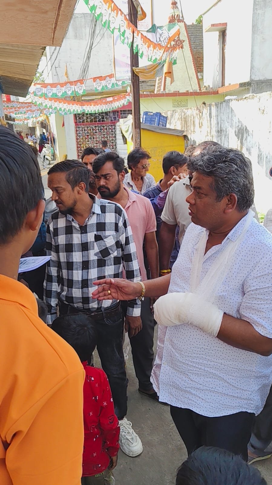 Municipal body elections, brother-in-law of Congress candidate in Netaji Subhash Chandra Bose ward, Rakesh Dhotre accused the supporters of BJP candidate of hooliganism.... The matter reached the police station, Rakesh Dhotre and his nephew Anna Dhotre were medically examined, claim of serious injury, Raipur, Khabargali,